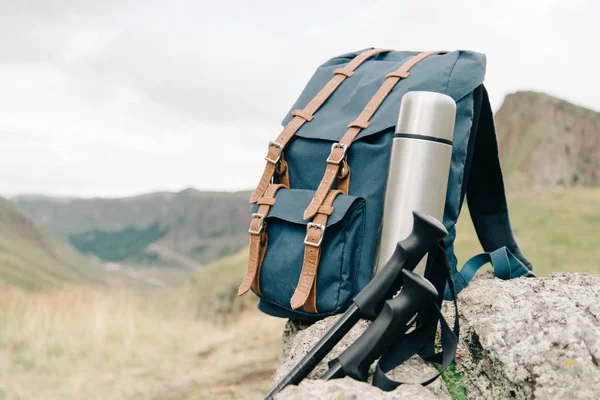 Conjunto de equipamentos para caminhantes nas montanhas . — Fotografia de Stock