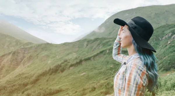 Hermosa mujer disfrutando de la vista de montañas . — Foto de Stock