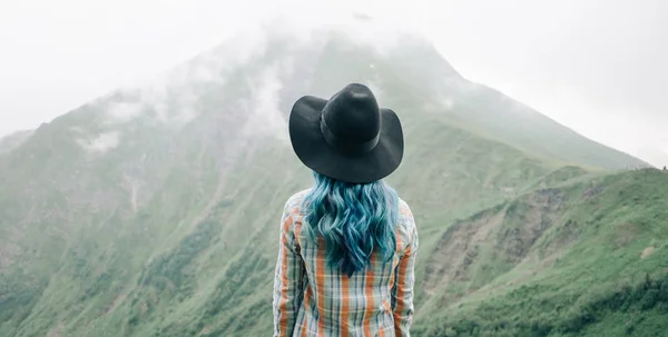 Mujer de pie frente a la montaña . — Foto de Stock