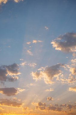 Güneş ışınları ile güzel gün batımı. 