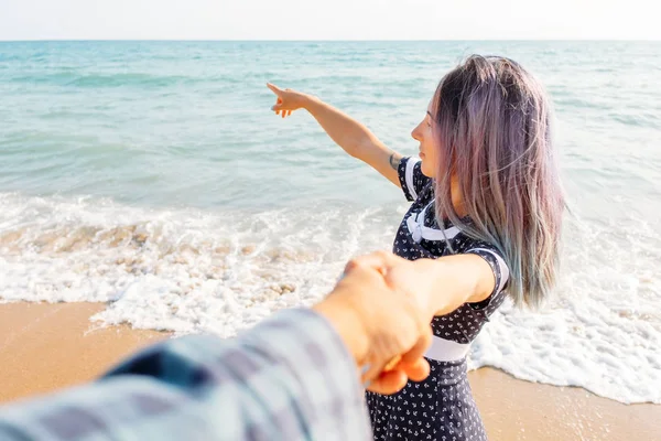 Γυναίκα, κρατώντας το χέρι του ανθρώπου και δείχνοντας στη θάλασσα — Φωτογραφία Αρχείου