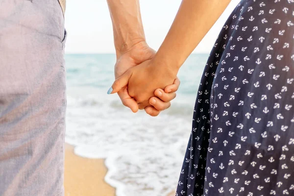 Birbirlerine aşık çiftler sahilde el ele tutuşuyorlar.. — Stok fotoğraf