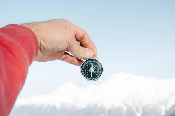 Med kompass i snöiga bergen. — Stockfoto