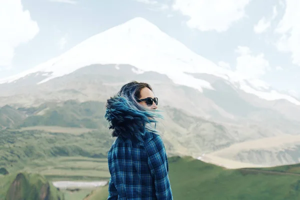 Donna turistica sullo sfondo della montagna . — Foto Stock