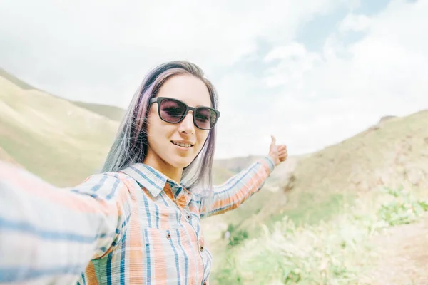 Happy girl in summer mountains. — Stock Photo, Image