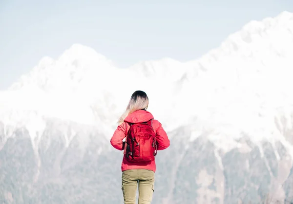 Mujer de pie frente a las montañas de invierno . —  Fotos de Stock