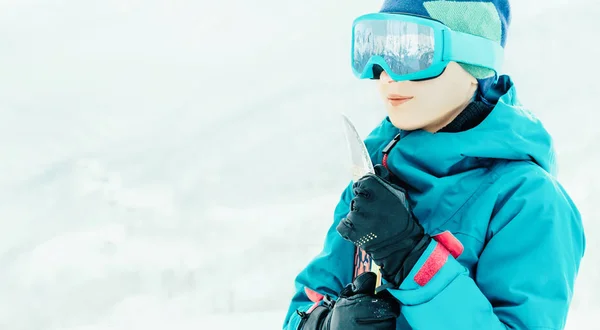 Smiling girl with snowboard in the mountains. — Stock Photo, Image