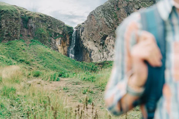 Backpacker Frau zu Fuß in der Nähe des Wasserfalls. — Stockfoto