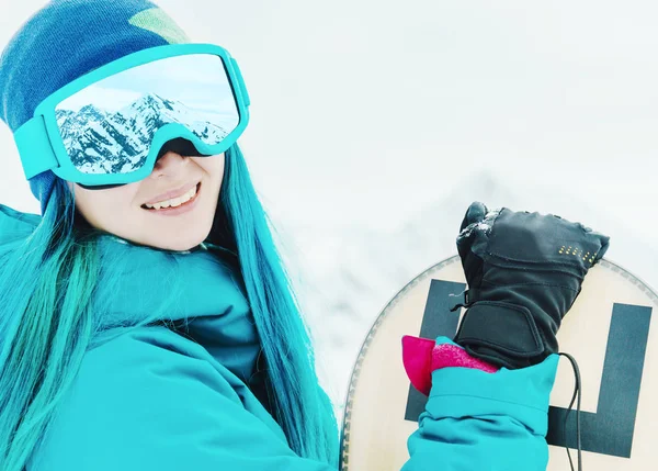 Kadın Snowboard koruyucu güneş gözlüğü açık. — Stok fotoğraf