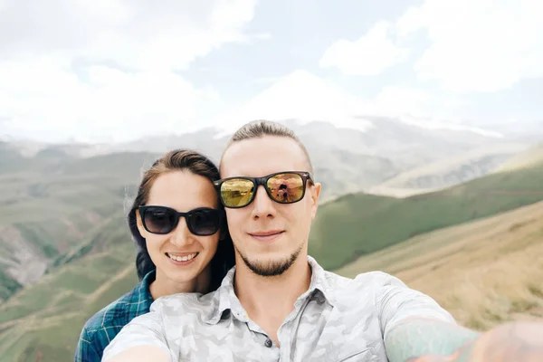 Paar macht Selfie in den Bergen. — Stockfoto