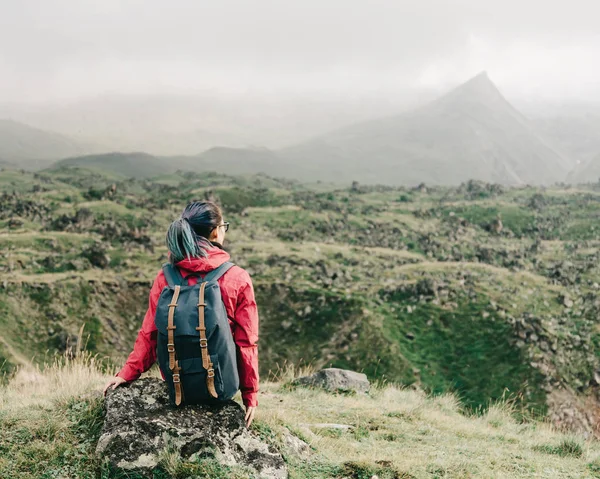 Zaino in spalla femminile che riposa in montagna . — Foto Stock