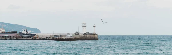 Faro en la costa en el mar . — Foto de Stock