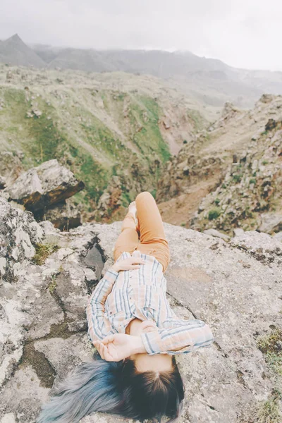 Dağlarda oturan kadın. — Stok fotoğraf