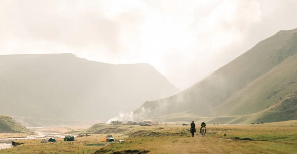 La vida de un campamento turístico en las montañas — Foto de Stock