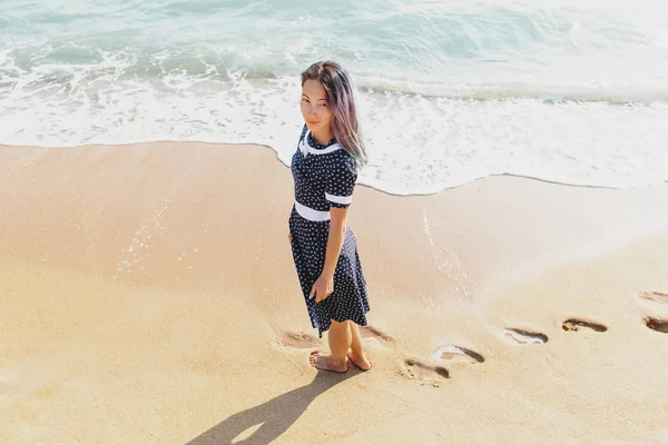 Schöne Frau zu Fuß am Sandstrand. — Stockfoto