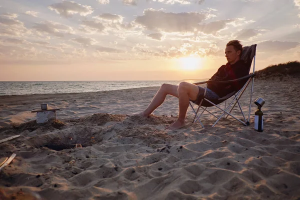 Man resting on sand beach. — Stock Photo, Image