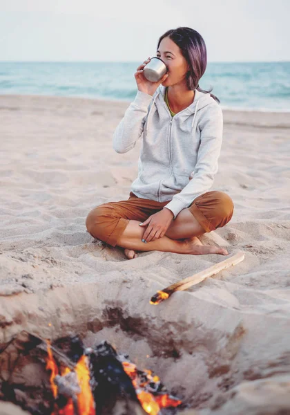 Vrouw rusten op strand. — Stockfoto