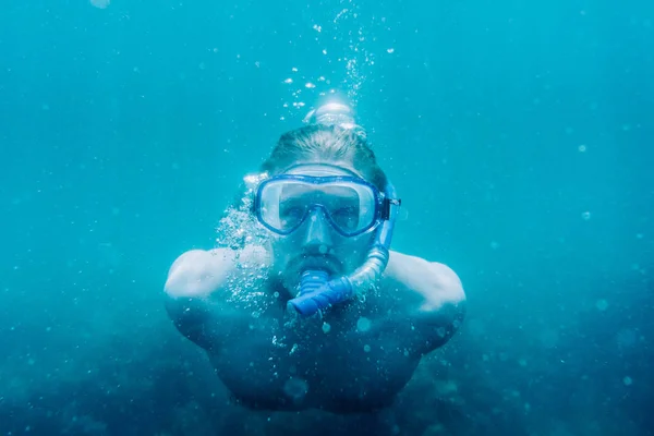 Freitaucher schwimmt unter Wasser. — Stockfoto