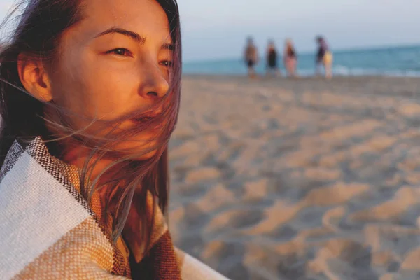 Portret van de jonge vrouw op zand strand. — Stockfoto