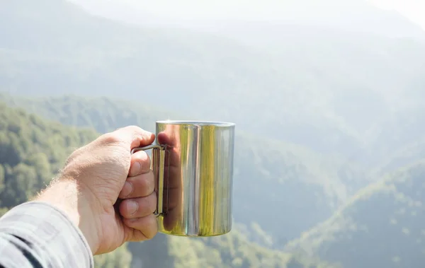 Mannenhand met kop buiten — Stockfoto