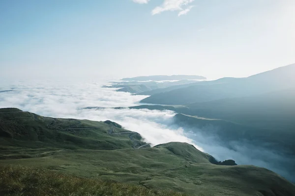 Nubes sobre montañas de verano . — Foto de Stock