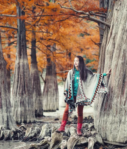 Mujer de moda caminando en otoño . — Foto de Stock