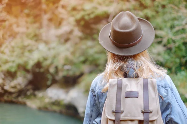 Ženské turistické procházky venkovní. — Stock fotografie