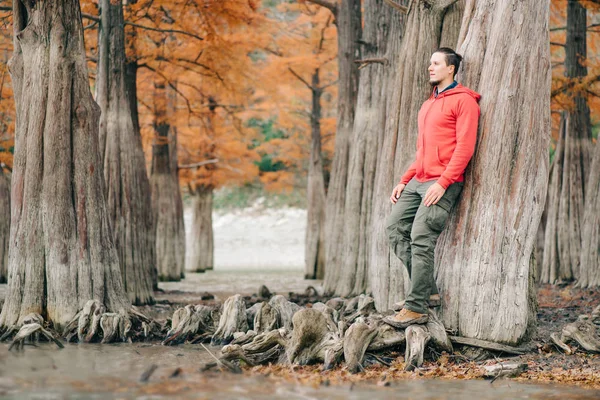 Giovane che cammina nel parco autunnale . — Foto Stock