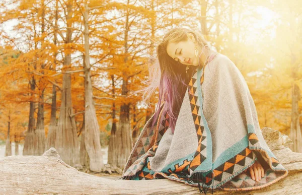 Boho mulher estilo descansando no outono . — Fotografia de Stock