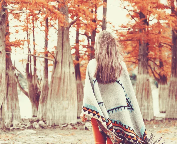 Sonbahar selvi arasında yürüyen kadın. — Stok fotoğraf
