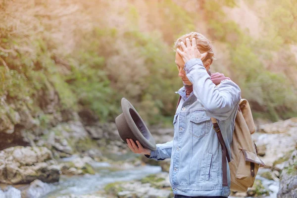 Fashionable traveler walks by the river. — Stock Photo, Image