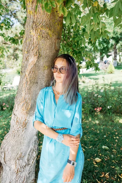 Belle femme au repos dans le parc d'été . — Photo