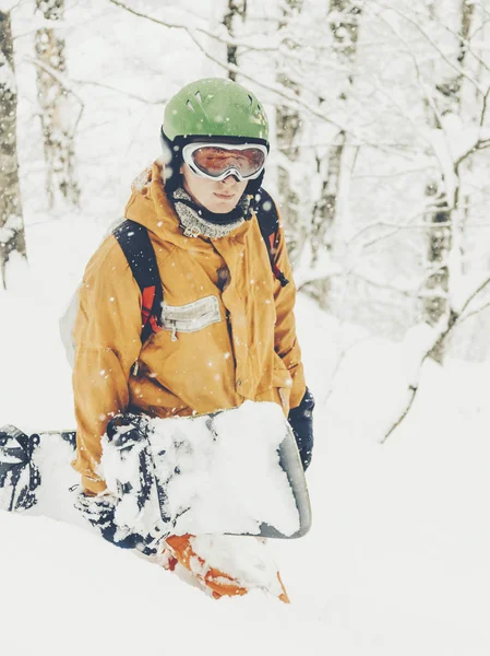 Sportieve man lopen met snowboard in de winter. — Stockfoto