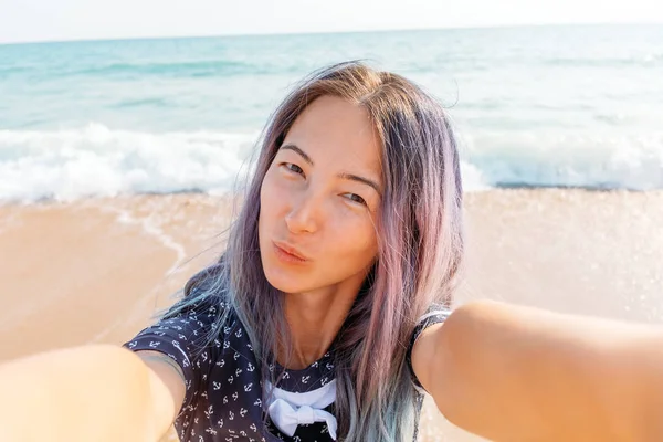 Menina tomando selfie na praia de areia . — Fotografia de Stock