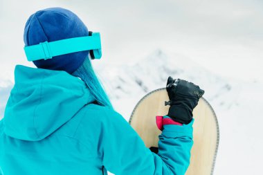 Kış snowboard kadında. 