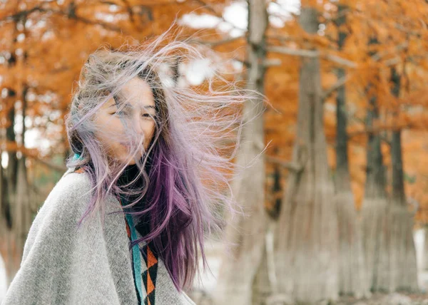 Retrato de mujer con viento otoñal . — Foto de Stock