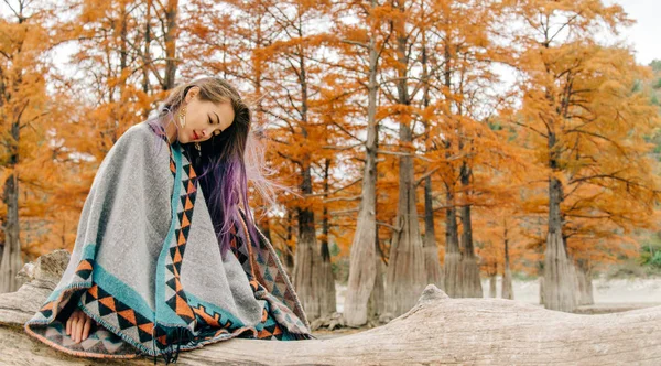 Güzel kadın sonbaharda dinlenme. — Stok fotoğraf