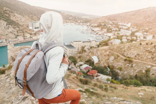 Traveler tittar på stan runt viken. — Stockfoto