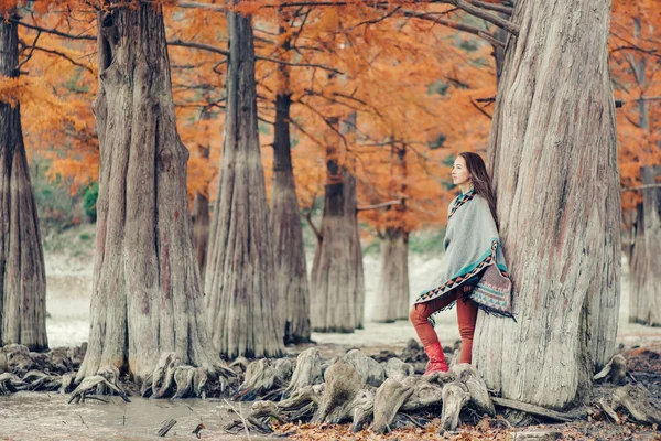 Boho mulher estilo andando no parque de outono . — Fotografia de Stock