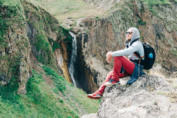 Reisender ruht sich in der Nähe des Wasserfalls aus. — Stockfoto