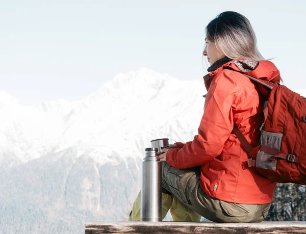 Viaggiatore donna riposo in inverno montagne . — Foto Stock