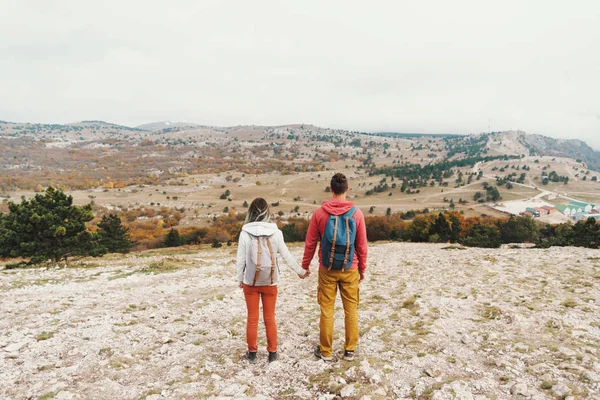 Viajero joven pareja caminando al aire libre . — Foto de Stock
