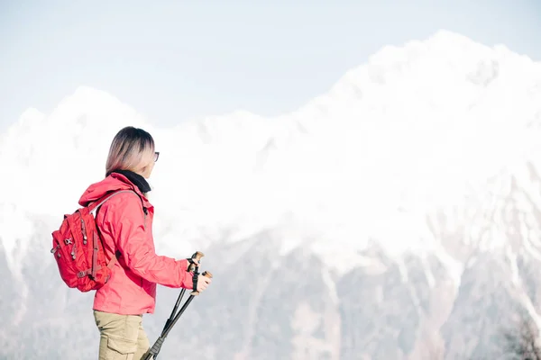 Backpacker-Frau blickt auf Winterberge. — Stockfoto