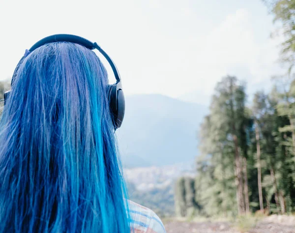 Girl in headphones outdoor. — Stock Photo, Image