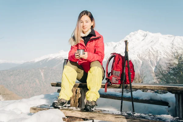 Escursionista femminile che riposa in inverno . — Foto Stock