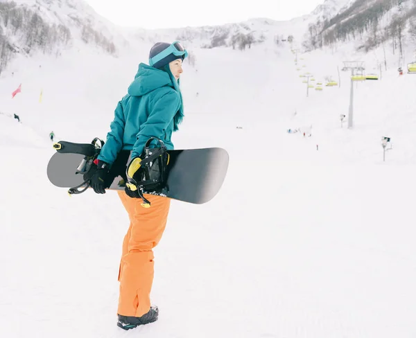 Snowboarder lány a ski resort. — Stock Fotó