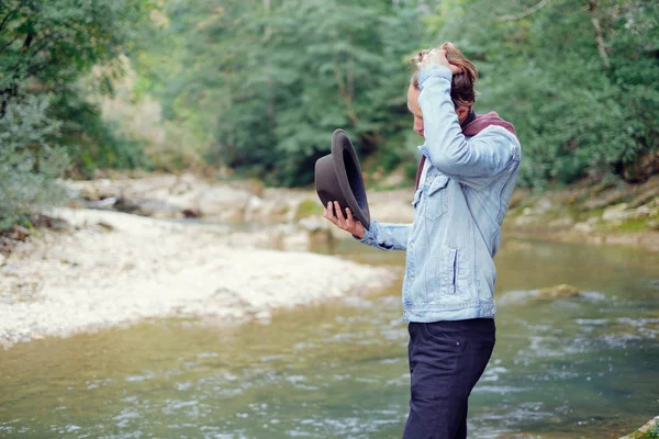 Explorer man lopen door de rivier in de zomer. — Stockfoto