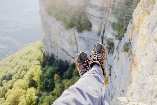 Explorer muž sedící nad údolím, pov. — Stock fotografie