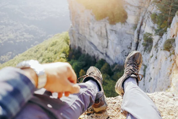 Viaggiatore seduto sulla valle, punto di vista pov . — Foto Stock