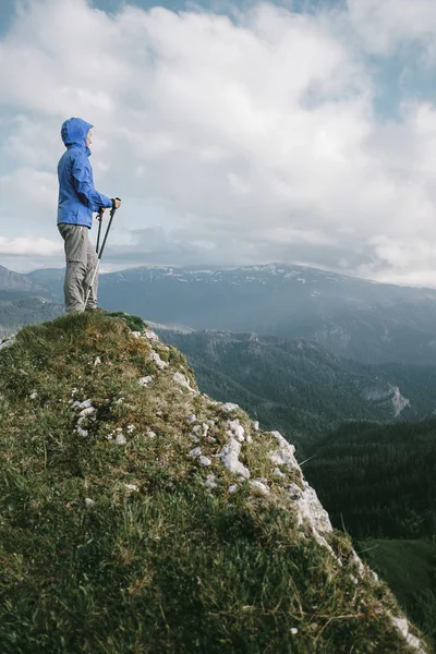山の上に立ってエクスプ ローラー ハイカー女性. — ストック写真